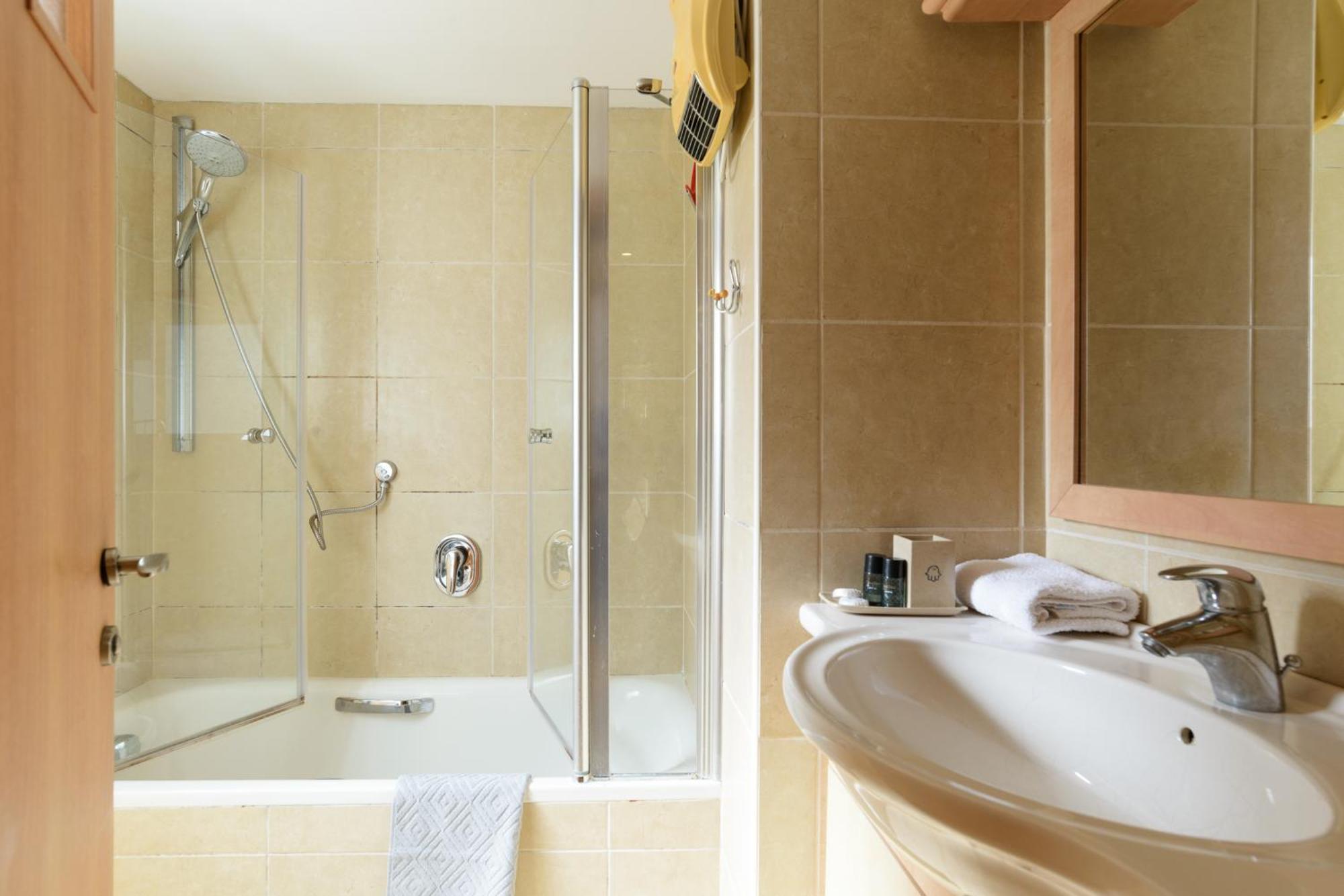 Cosy 1Br Near Beach By Feelhome Tel Aviv Bagian luar foto
